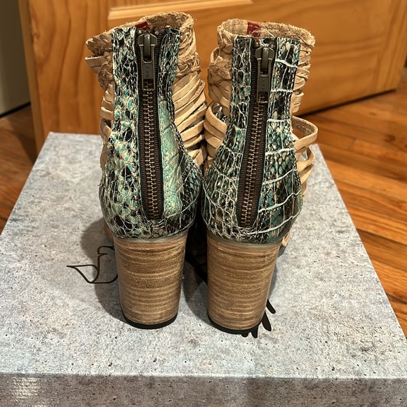 Freebird Bela Taupe Multi Size 8 Just about New! - Picture 2 of 8